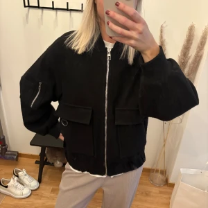 Bomberjacka från Bershka  - Så snygg bomberjacka från Bershka. Perfekt nu i höst. Den är nopprig, vilket syns på de sista bilderna. Jag har dock inte försökt få bort de, och man lägger inte märke till de när man har den på sig