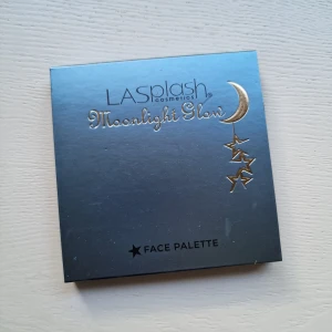 LASplash Moonlight Glow Face Palette - Snygg ansiktspalett från LASplash med fyra nyanser: persikofärgad rouge, rosa rouge, brun contour och vit setting powder. Paletten har spegel och stjärnigt blått fodral med guldiga detaljer. Perfekt för att skapa glow och definiera ansiktet. Nypris 450kr 