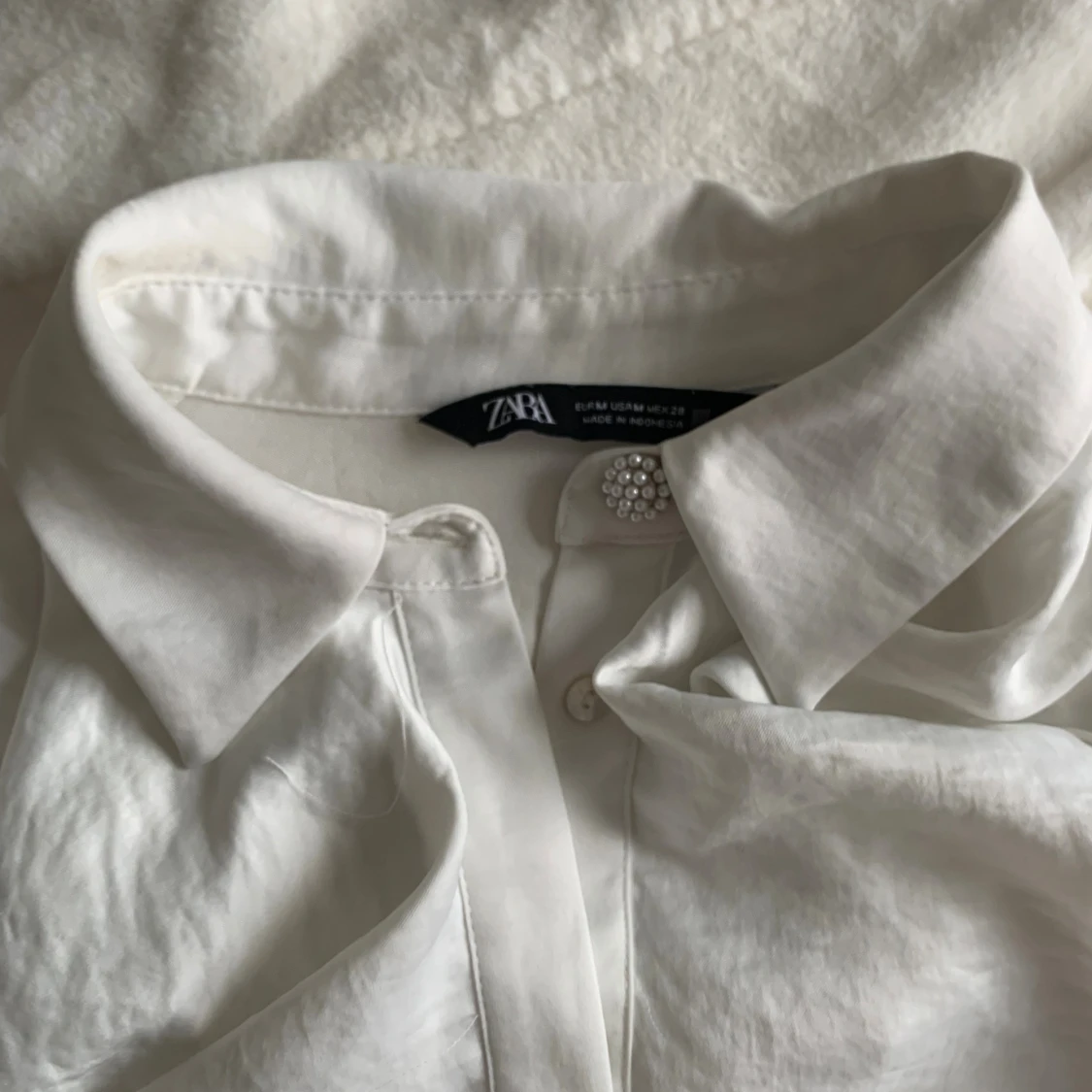 Vit blus med volang från Zara - 1