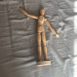 GESTALTA - IKEA GESTALTA är en justerbar trämodell perfekt för konstnärer och dekoration. Modellen är i gott skick utan synliga skador eller slitage. Alla leder fungerar och basen är stabil. Ett utmärkt verktyg för att studera proportioner och rörelser.