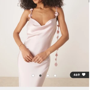 Ljusrosa långklänning i satin - Superfin ljusrosa långklänning i satin med smala axelband  med små blommor. Från ginatricot men köpt på asos slutsåld, aldrig använd med lapp kvar nypris 999kr passar M/S