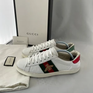 Gucci ace skor  - Säljer nu dessa super snygga Gucci ace skor i uk 6,5 som passar storlek 40,5 där dustbag och Gucci papper ingår, skriv för fler bilder/frågor🙌🏼