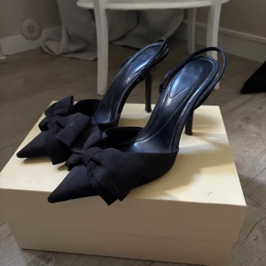 Svarta klackar från Zara - Snygga svarta pumps från Zara med spetsig tå och hög klack. Är skavda på klacken men annars bra. Har ett stretchigt resor band.