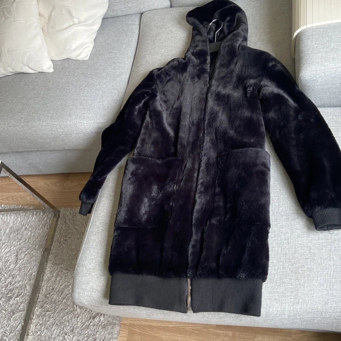 Svart pälsjacka med huva st.M