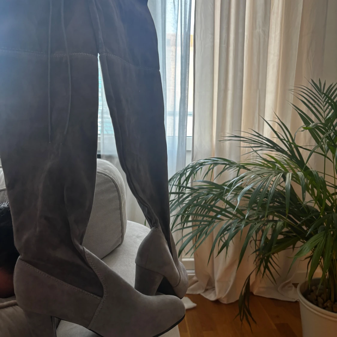 Gråa höga stövlar med klack