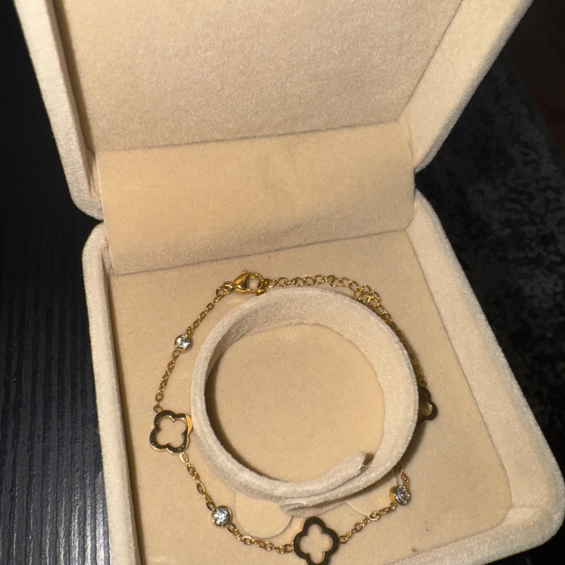 Guldfärgat armband med fyrklöver - 1