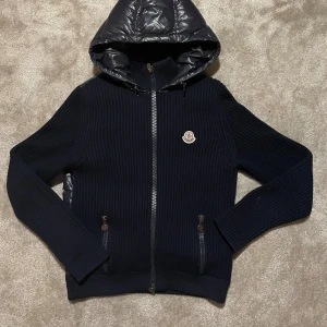 Moncler cardigan - Säljer denna otroligt feta moncler cardigan padded back 10/10 skick helt flawless. Storlek: L, moncler är små i storlek så passar M/L. Pris är diskuterbart ✅ Bara att höra av dig vid frågor! 5/5 reviews här på Plick ⭐ Fraktar samma dag 📦