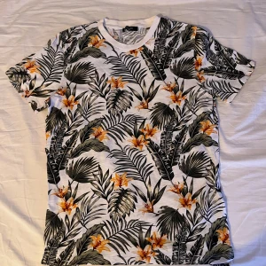 Jack & Jones T-shirt - Jack and Jones T-shirt med mönster i storlek M, använd väldigt få gånger.