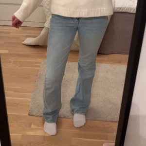 Ljusblå jeans - Säljer dessa ljusblå bootcut jeans från ginatricot! De är i bra skick och endast lite slitna längst ner vid benen som man kan se på sista bilden. Storlek 32💗