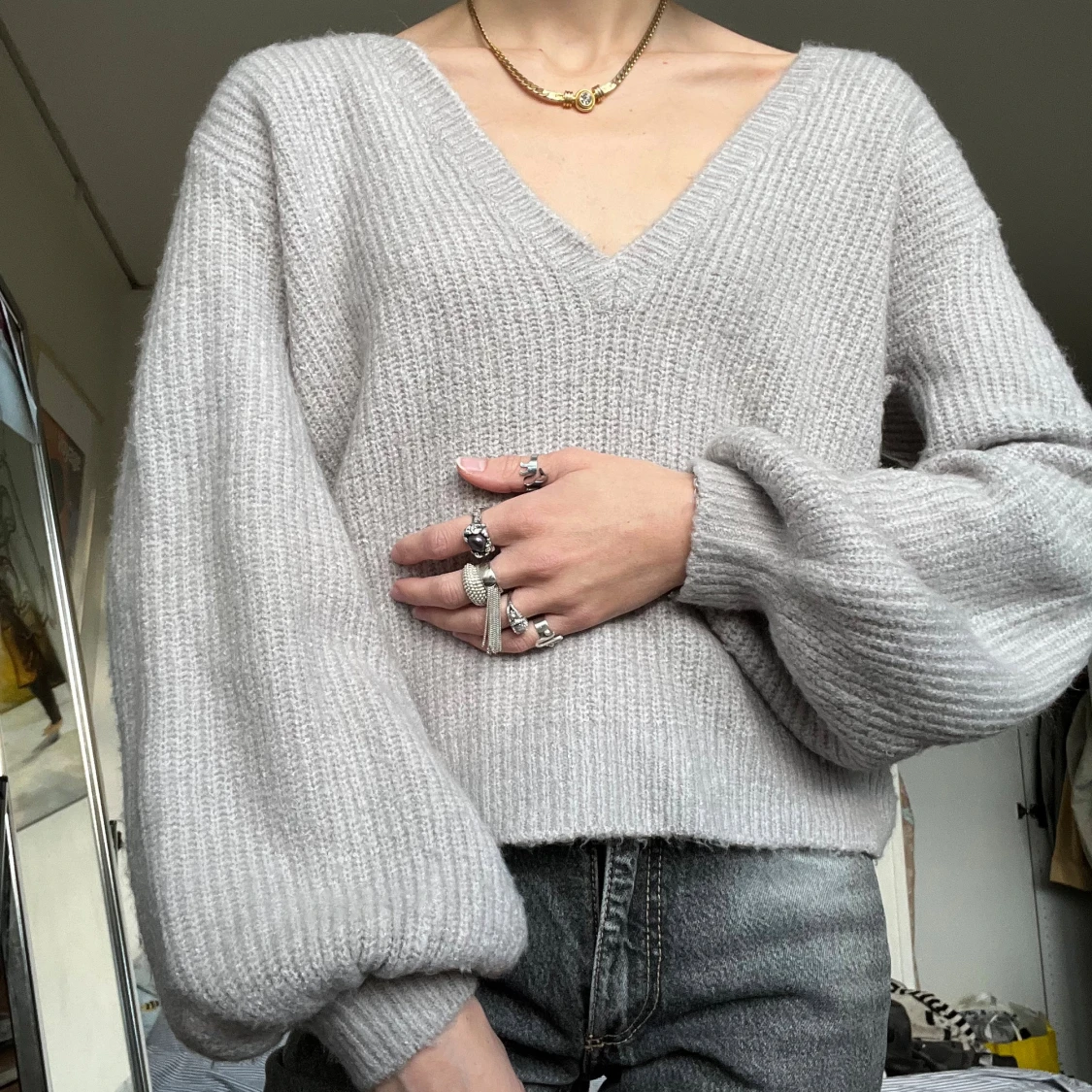 Ljusgrå stickad tröja med v-ringning - 2