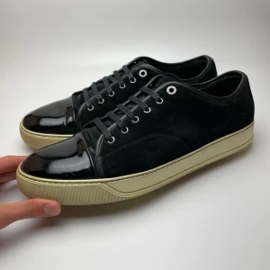 Lanvin skor - Hej! Säljer nu dessa sjukt snygga Lanvin skor. Skorna är i mycket fint skick! Har ett begränsat antal boxar och dustbag! Hör gärna av dig vid frågor!