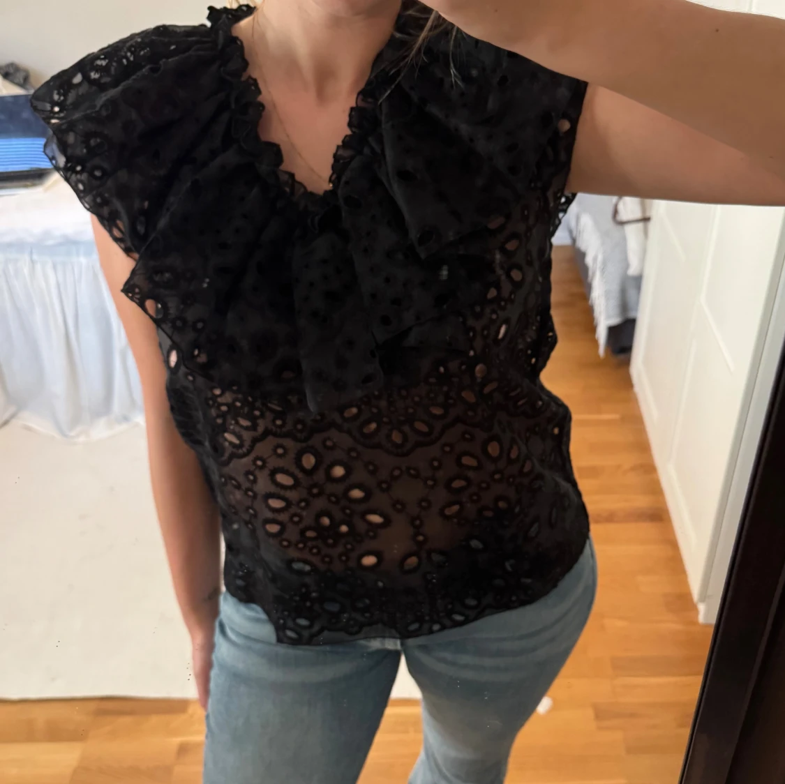 Svart blus med volang och broderi