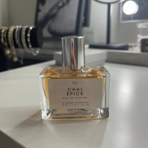 Chai Épicé Eau de Parfum - Trendig parfym med modern vibe, perfekt för dig som vill sticka ut. Flaskan innehåller 30 ml och har en stilren design som passar på din hylla. Upptäck en unik doftupplevelse från Le Monde Gourmand.