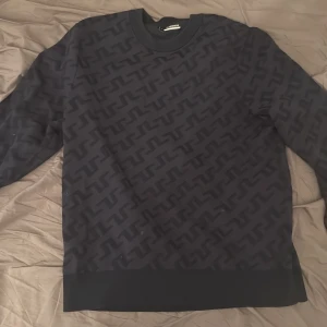 Mörkblå stickad tröja J.Lindeberg XL - En J.Lindeberg tröja, storlek XL men sitter som M/L , tröjan är i ett ganska bra skick
