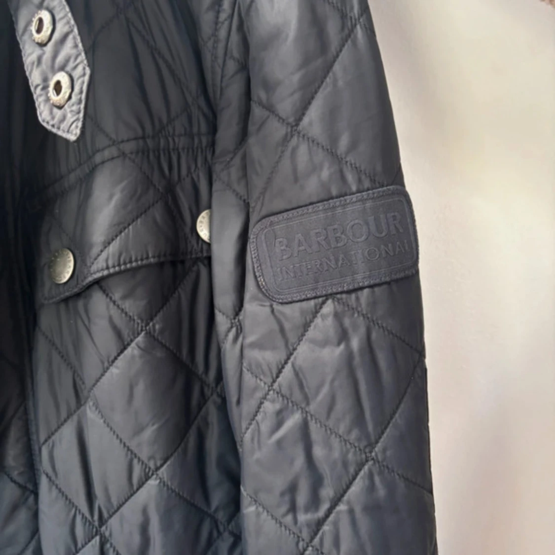 Marinblå quiltad jacka med fickor - Barbour  - 4