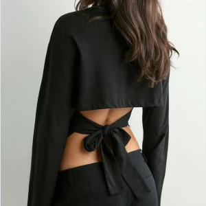 Open back tie LS topp - säljer min topp från nelly! Knappt använd, skriv om det finns frågor eller bilder på!💕