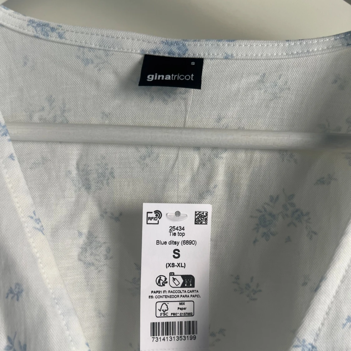 Vit blommig omlottopp från Gina Tricot - 1