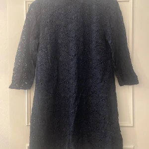 Marinblå klänning från Zara - Marinblå klänning från Zara basic collection storlek M. Trekvartärmar.