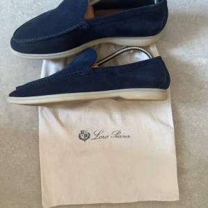 Loro Piana Summer Walk loafers marinblå mocka - Säljer ett par Loro Piana Summer Walk loafers i marinblå mocka👞 Skorna har en klassisk och stilren design med rund tå och platt sula. Perfekta för dig som gillar lyxiga och bekväma skor med premiumkänsla.  Endast dustbag finns, skick 8,5/10. Slutsålda retail. Vid frågor kontakta mig. Pris går att diskutera😄 Endast Frakt 📦 