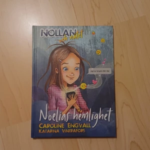 Noelias hemlighet - Följ Nollan, en nioårig tjej som möter nya vänner och utmaningar på nätet. En spännande och viktig bok om vänskap, hemligheter och livet online – perfekt för unga som vill förstå mer om digitala relationer.