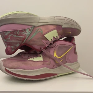 Rosa kyrie 6 low  - Säljer ett par rosa kyrie 6 low eftersom den har blivit för små, används i typ Max 5 månader men inte varje träning, jätte bra grip och fof skit bra skick kan bara inte använda dem, Storlek 42.5 men passar 42/43 också. 
