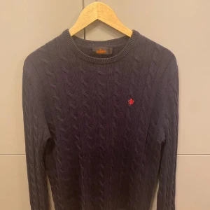 Mörkblå kabelstickad tröja Morris - Sjukt fet kabelstickad mörkblå tröja från Morris, inga defekter, skriv vid frågor