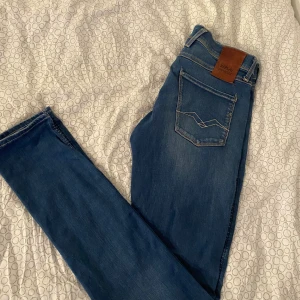 Replay Anbass Jeans - Säljer ett par blå Replay anbass Hyperflex jeans i storleken 30-34 med 10 / 10 skick. Säljer pga fel storlek. PRISET KAN DISKUTERAS