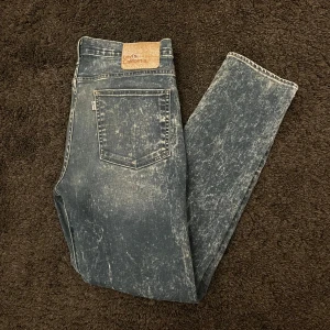 Levis slim fit jeans  - Riktigt feta och unika jeans från Levis med slimfit passform, väldigt sköna. L32 och gissar på att det är W32. 