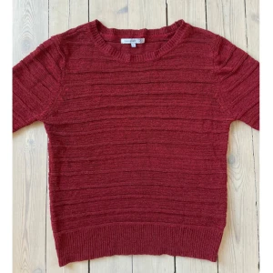 Röd stickad tröja  - vinröd/röd retro-aktig stickad tröja i nåt ganska strävt material. Står storlek L men skulle säga mer M🦦 använd några gånger men fortfarande i fint skick❣️❣️