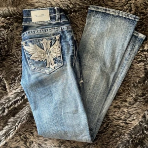 Miss Me ljusblå bootcut jeans med brodyr - Snygga ljusblå jeans från Miss Me med bootcut passform och slitna detaljer. Säljer på grund av att dom e lite förstora på mig, köpta här på Plick. Dom är näst intill nya. ”Inte mina bilder” skriv om ni har någon fråga, ny pris 1400