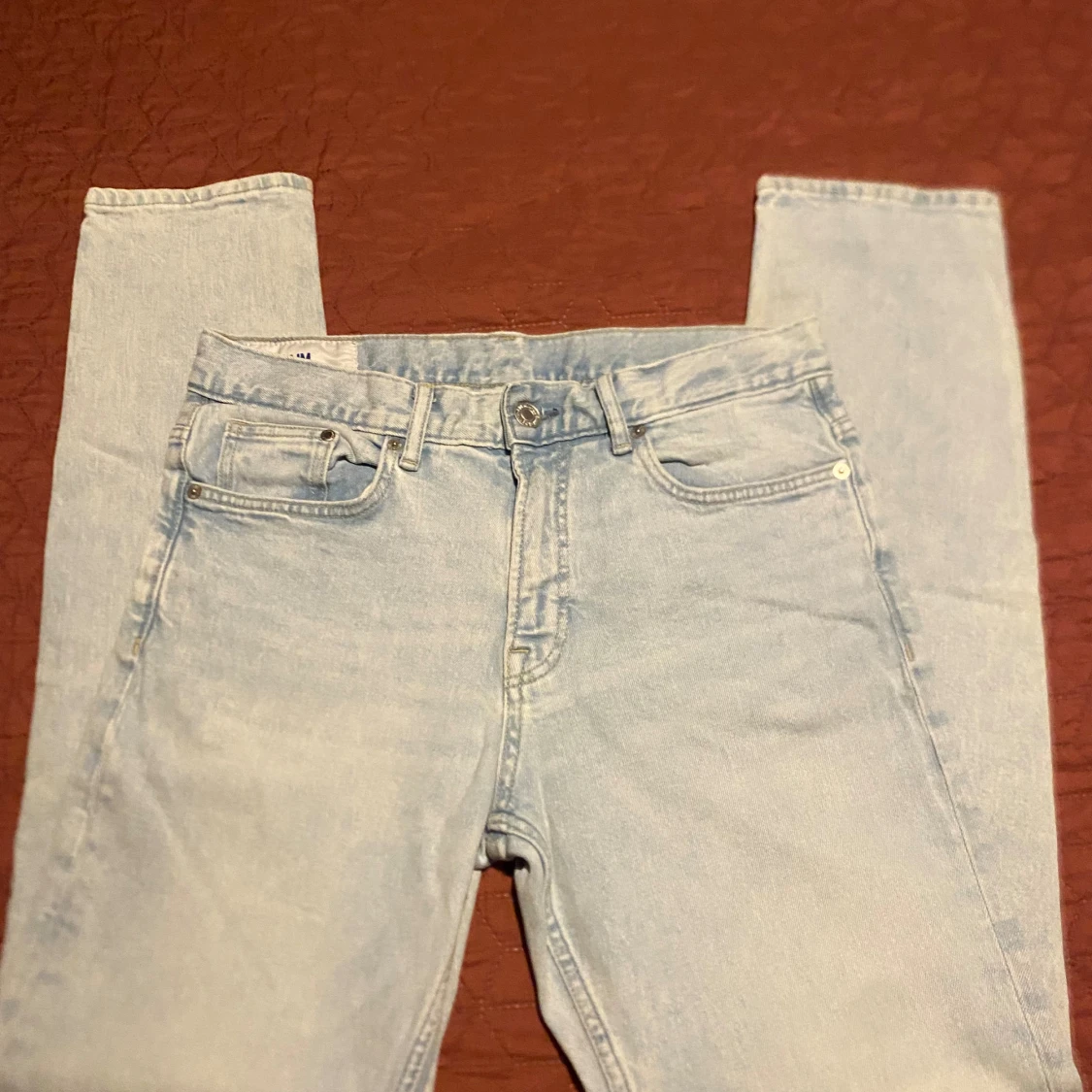 H&M ljusblå raka jeans i klassisk modell