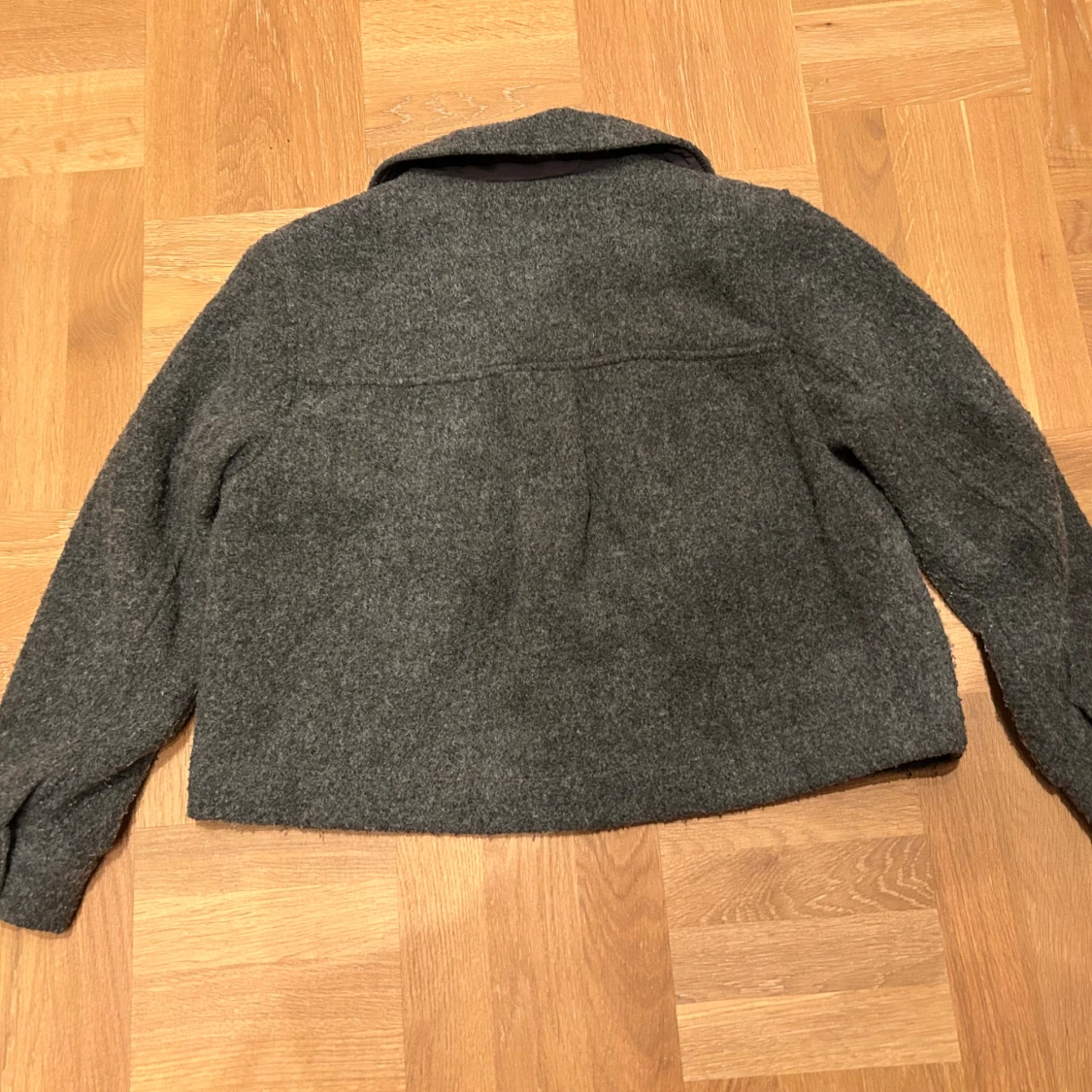 Grå kort jacka från H&M  - 1