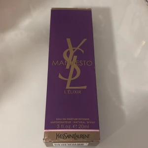 YSL Manifesto L'Élixir 20ml - YSL Manifesto L'Élixir Eau de Parfum Intense i smidig 20ml storlek. Perfekt för dig som vill ha en lyxig och ikonisk doft i väskan. Snygg lila förpackning som sticker ut i mängden. Använda fåtal gånger!