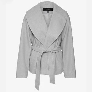 Grå kappa från Vero Moda - Säljer en grå kappa från Vero Moda i mycket bra skick. Den har en  omlott-design med ett bälte i midjan och långa ärmar. Den är storlek S och jag köpte den för ungefär 800