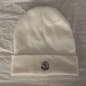 Moncler mössa - I superbra/nytt skick då den är inköpt denna vinter. Jättefin, kommer bara inte till användning längre. I stretch material så passar flera storlekar. Pris kan diskuteras, skriv vid frågor 🩷