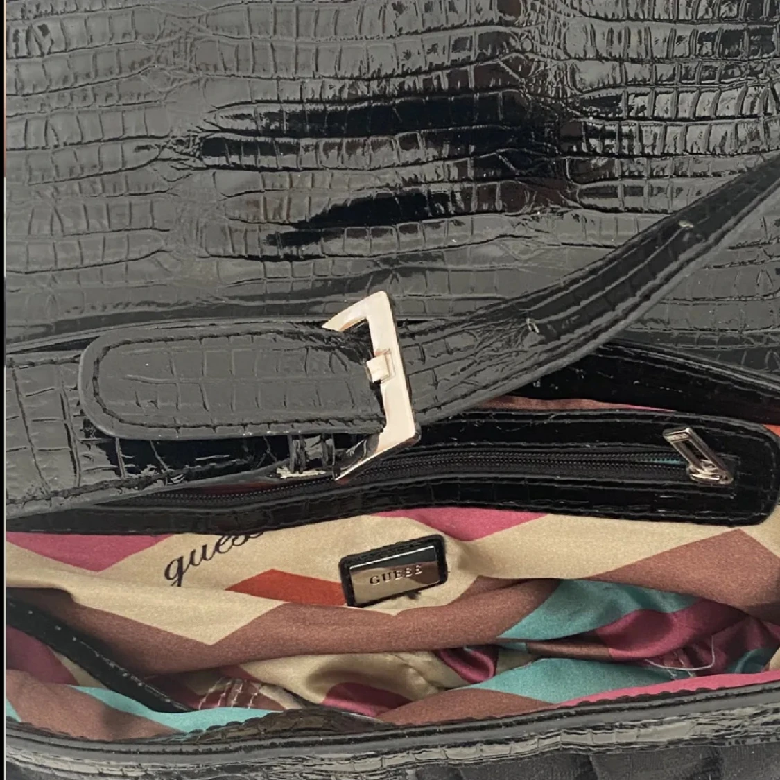 Svart axelväska med nitar från Guess - 3