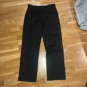 Svarta Dickies byxor straight fit - Svarta dickies byxor i mycket bra skick