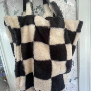 Väska - Supermjuk och stor shoppingväska som inte har använts alls mycket💞