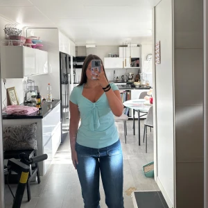 Turkos topp secondhand🩵  - Skit snygg turkos topp ifrån ?, köpte denna från Vinted och vet tyvärr inte vart den är ifrån🩵 storlek M