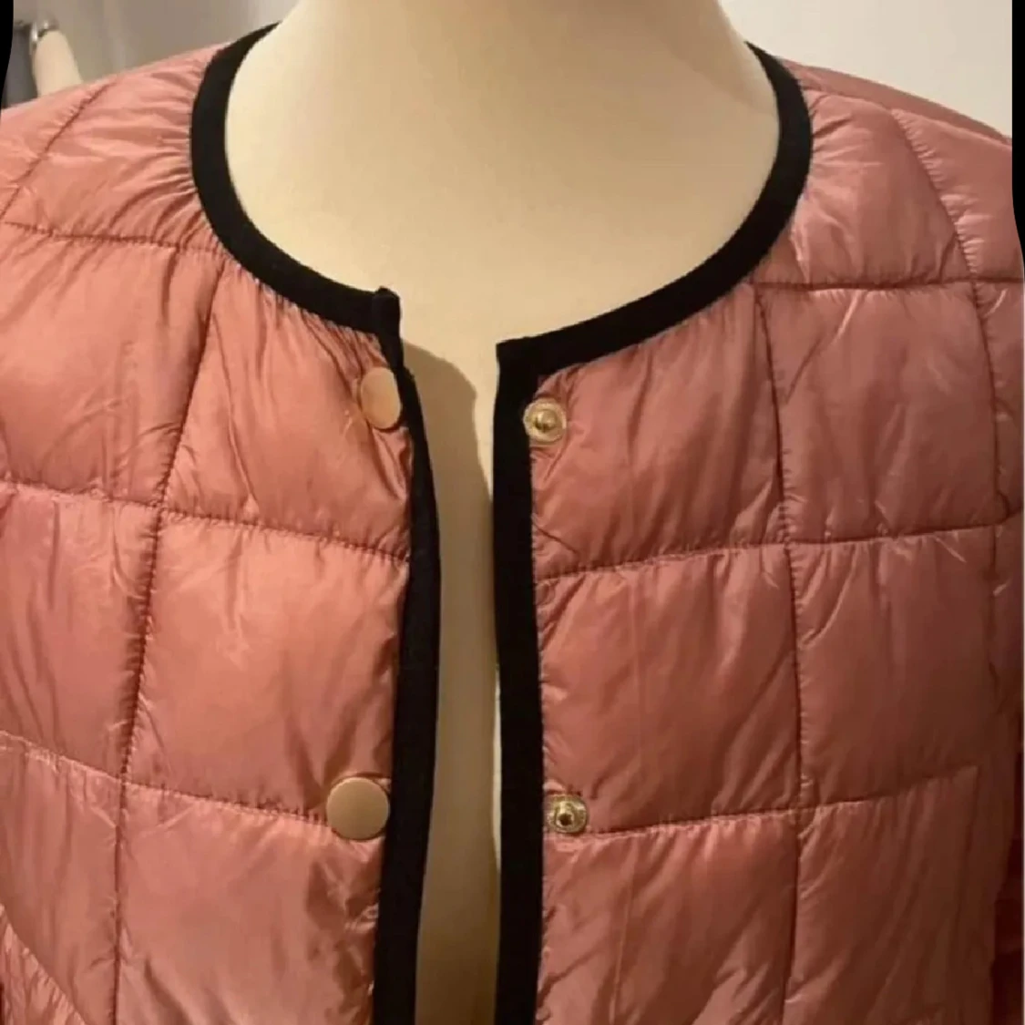 Rosa quiltad pufferjacka med knappar - 1