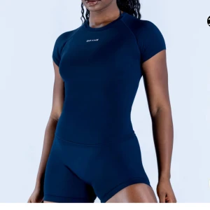 Impact short sleeve top - Säljer nu min superfina DFYNE t-shirt i strlk S!! Helt oanvänd bara provad!