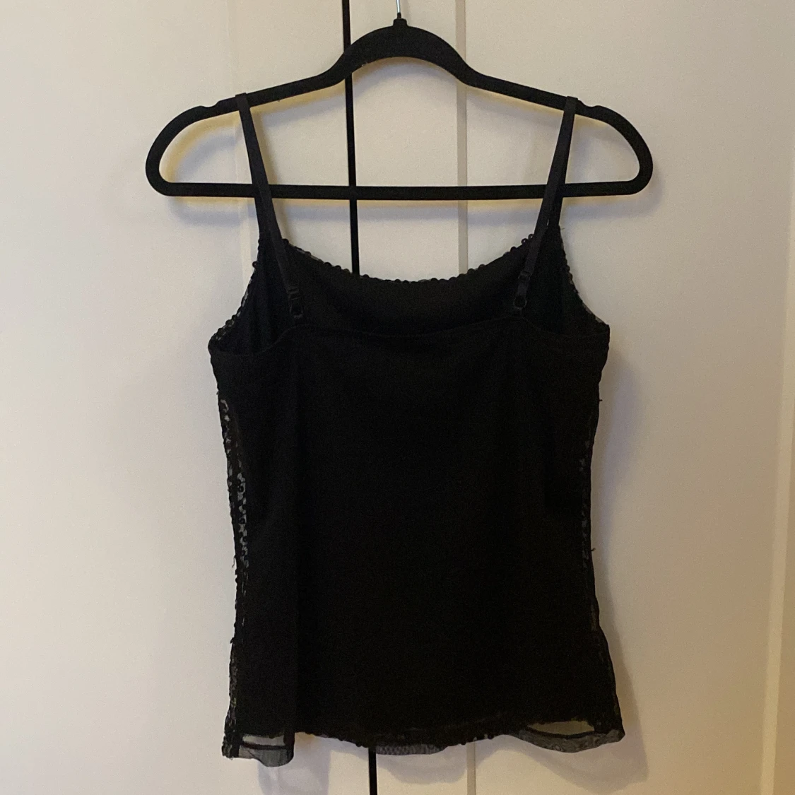 Svart paljettlinne med smala axelband - 2