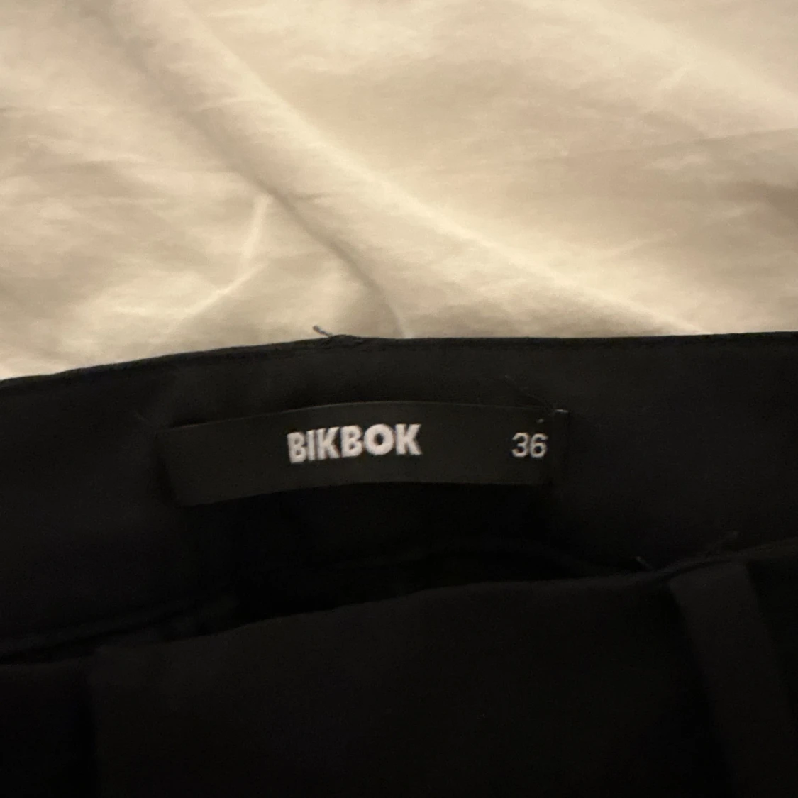 Svarta högmidjade kostymbyxor - 1