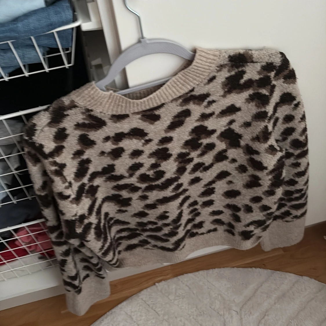 Beige leopardmönstrad stickad tröja H&M