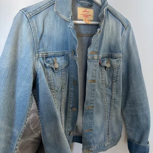 Jeans Jacka Levi’s - Super fin jeans jacka ifrån Levi’s. Köpt för längesen, men använd ett fåtal gånger. Säljer då den ej kommer till användning 