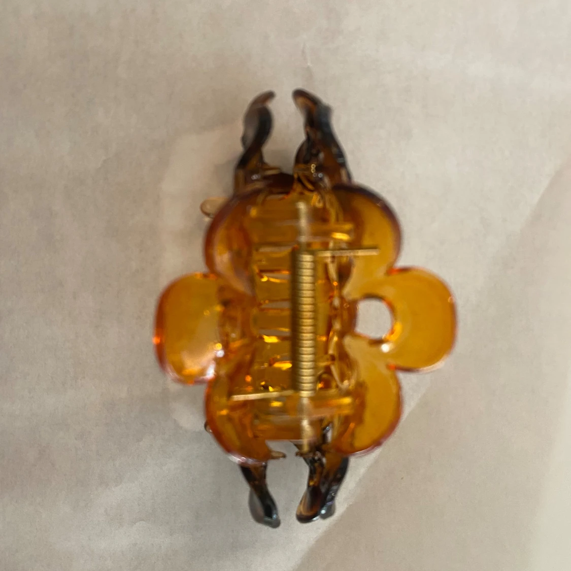 Brun hårklämma med blommor - 1