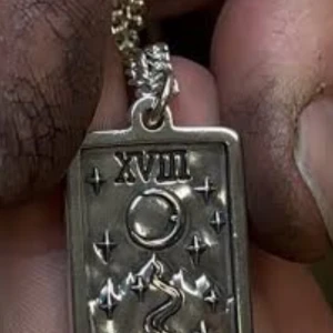 Söker! Maria Nilsdotter Moon necklace tarot halsband - Vill köpa Maria Nilsdotters Moon necklace halsband i silver eller guld!