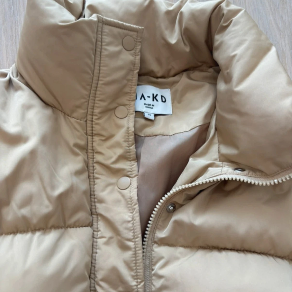 Beige pufferjacka från NA-KD - 1