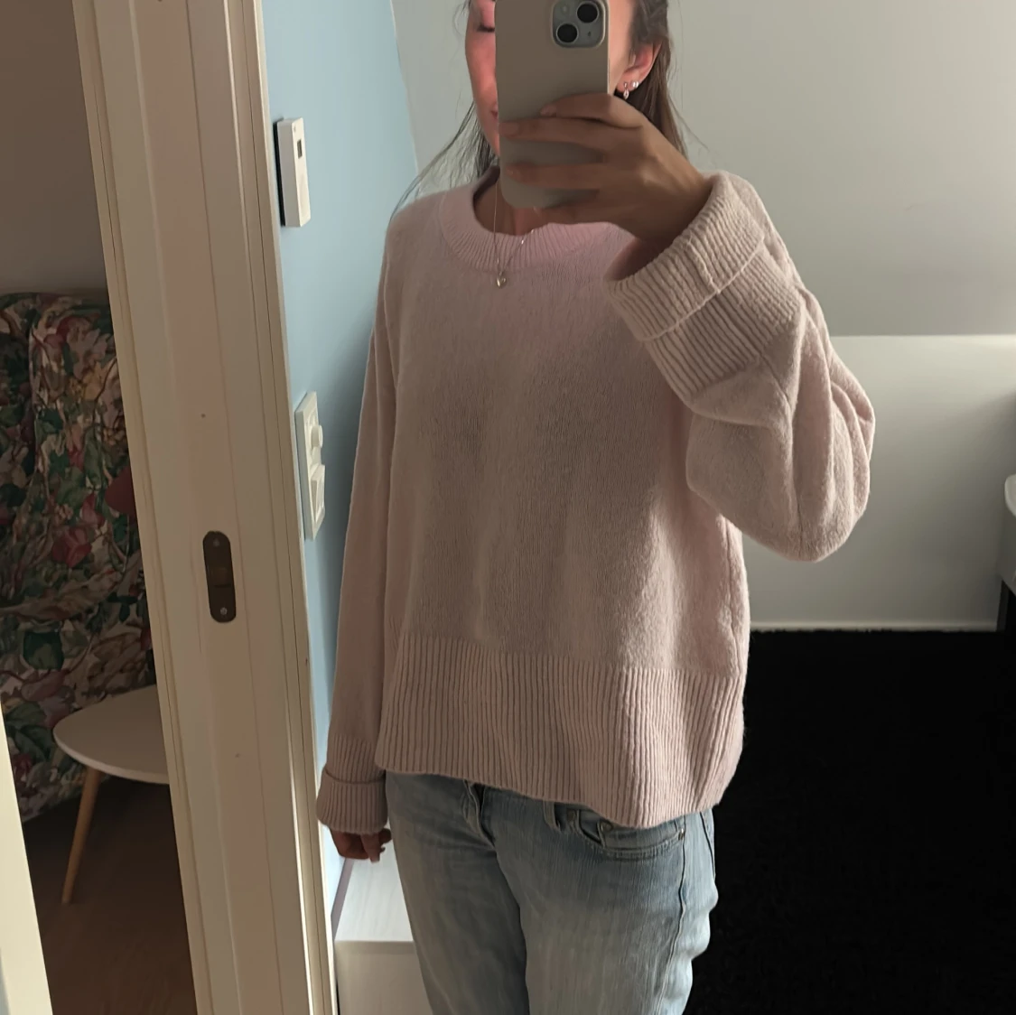 Ljusrosa stickad tröja med ribbade detaljer - 1