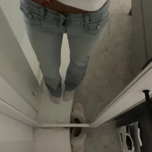 Ljusblå bootcut Abrand jeans - Säljer ett par ljusblå jeans med bootcut-modell och låg midja. Jeansen är från abrand jeans och riktigt snygga. Lätt att styla och har bara använts en gång då de inte är riktigt jag, men skitsnygga annars💓